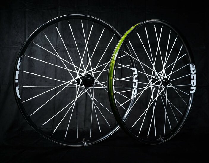 Berd custom MTB wielset: HAWK30X MULLET Carbon - Berd spaken - Boost naven - Disc Brake (DB)